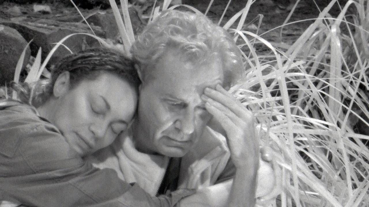 Lilly Becker liegt Jörg Dahlmann in den Armen.