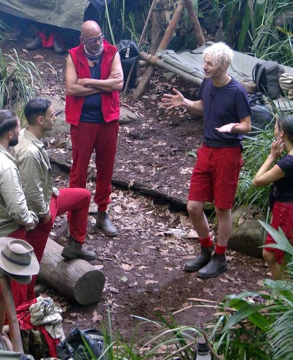 Die Dschungelcamp-Promis diskutieren miteinander.