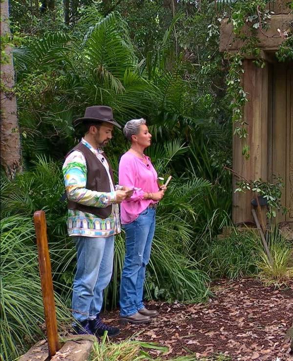 Sam Dylan (r.) muss zur Dschungelprüfung „Murwillumbah Jones – Jäger der verlorenen Sterne“ antreten. Die Moderatoren Sonja Zietlow und Jan Köppen begrüßen ihn.