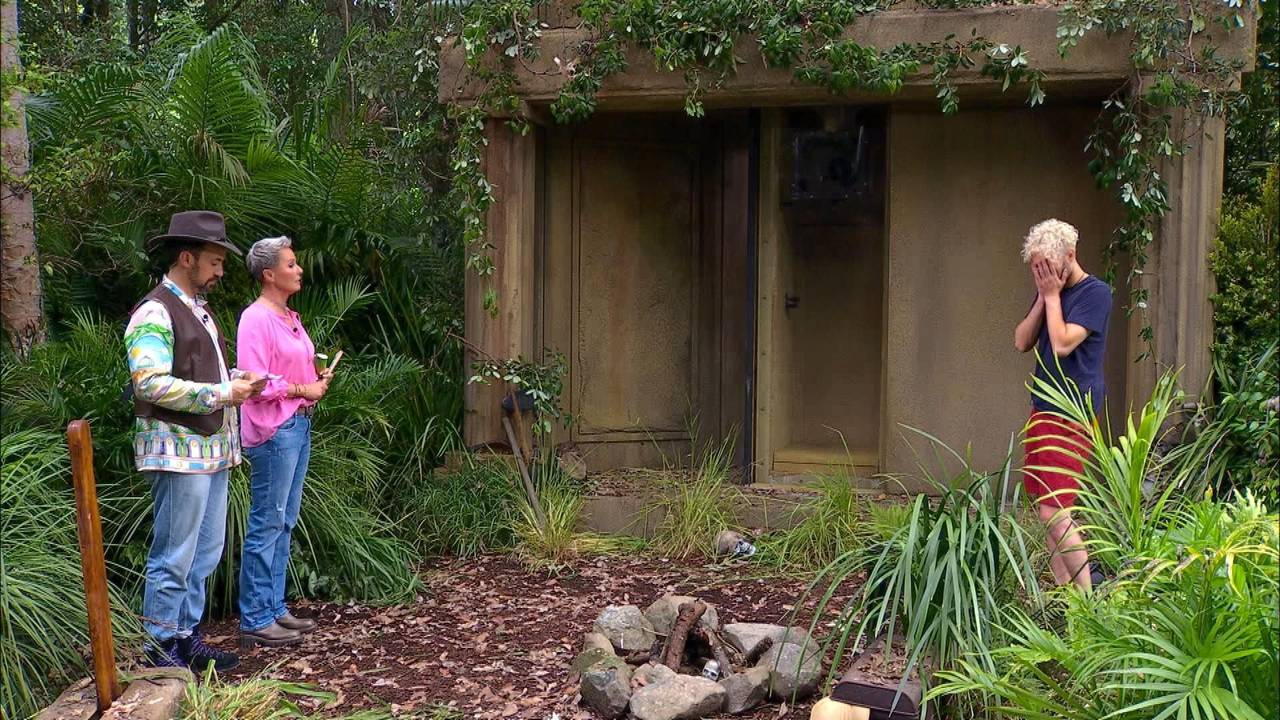 Sam Dylan (r.) muss zur Dschungelprüfung „Murwillumbah Jones – Jäger der verlorenen Sterne“ antreten. Die Moderatoren Sonja Zietlow und Jan Köppen begrüßen ihn.