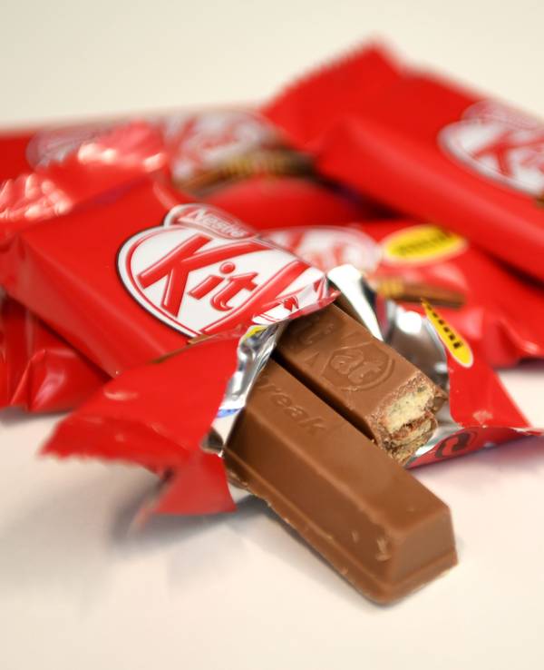 KitKat Schokoriegel liegen am 15.12.2016 in Berlin auf einem Tisch