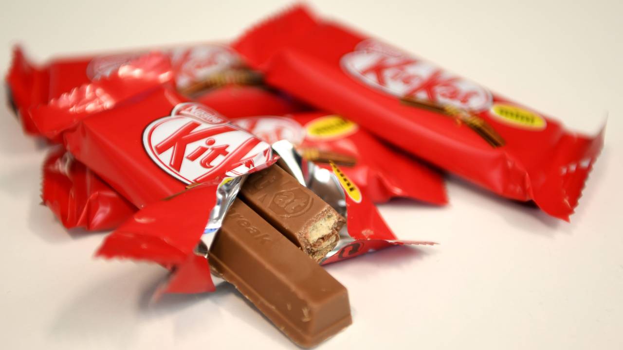 KitKat Schokoriegel liegen am 15.12.2016 in Berlin auf einem Tisch