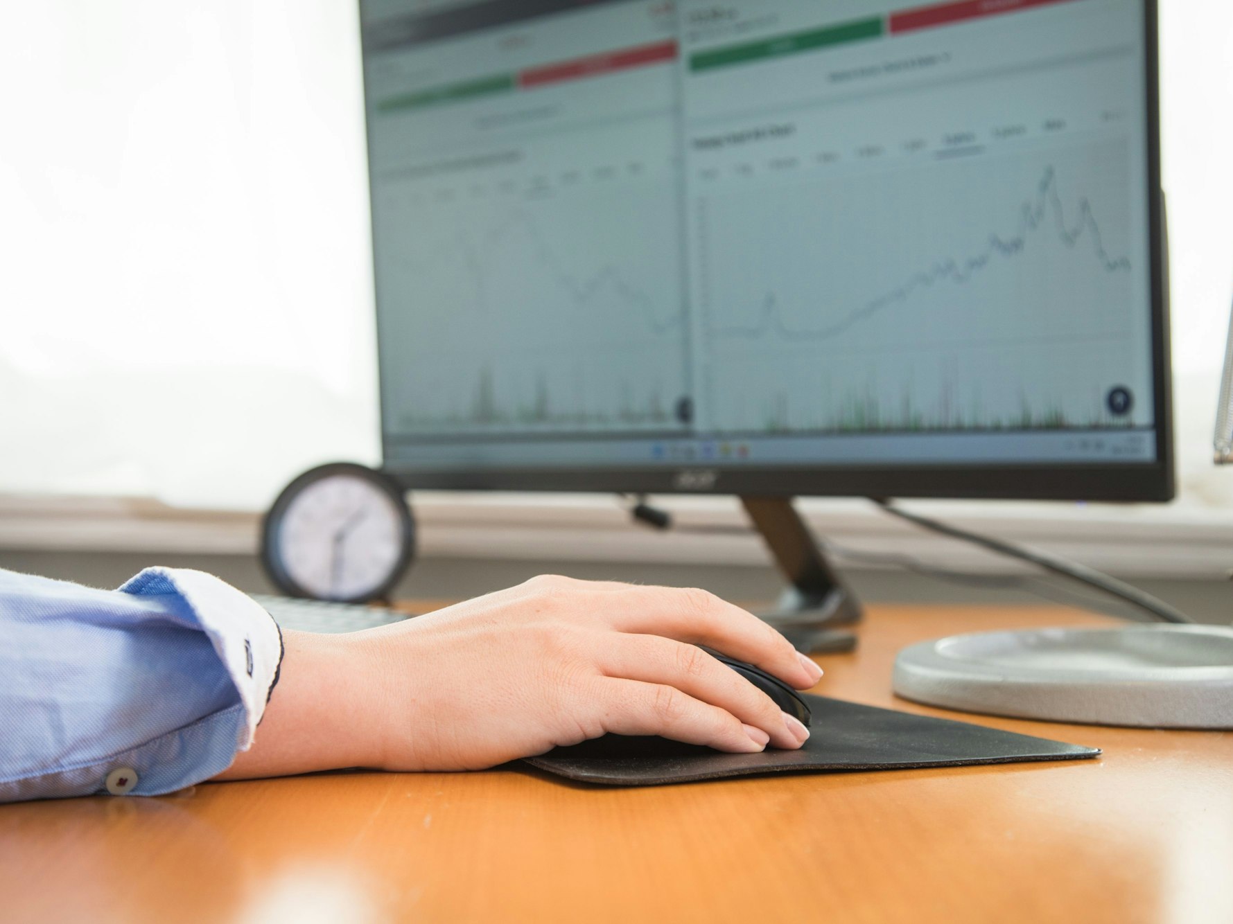 Eine Frau sieht sich am PC Aktien-Charts an (Symbolbild): China sorgt für ein Beben an der Börse.