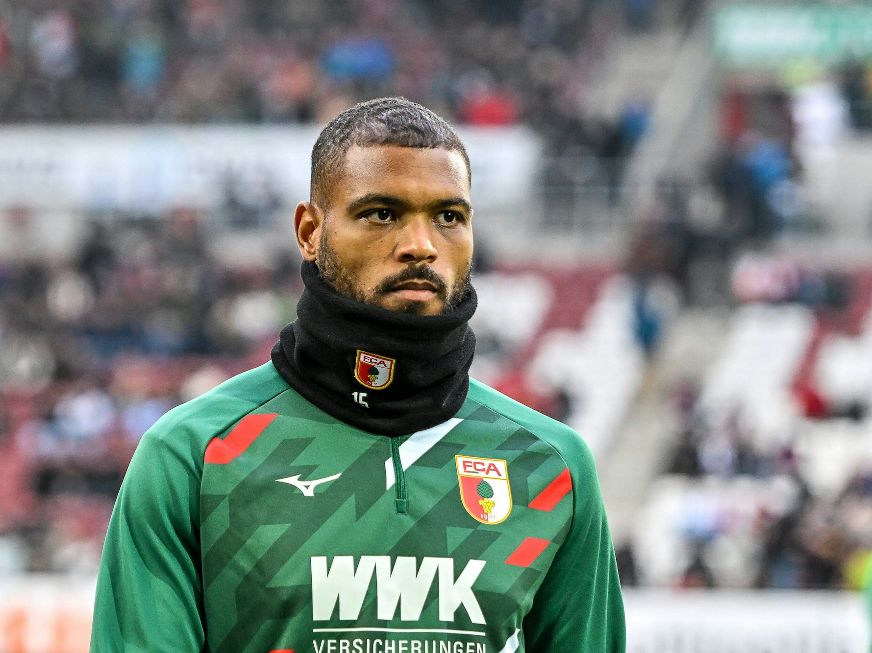 Steve Mounie während des Aufwärmens im Shirt des FC Augsburg.