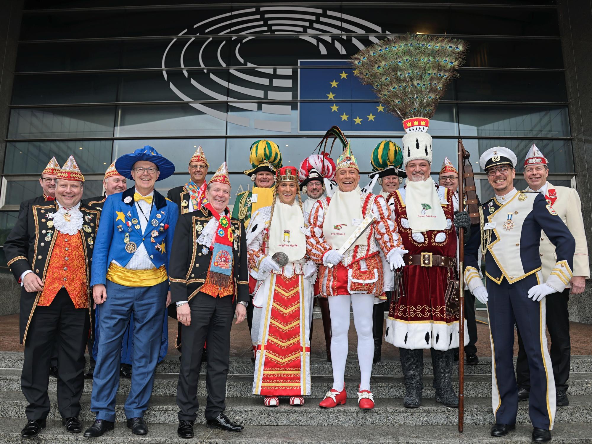 Kölner Karnevalisten vor dem Parlament.