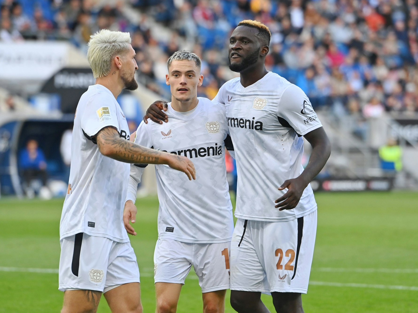 Victor Boniface mit seinen Teamkollegen Florian Wirtz und Robert Andrich.