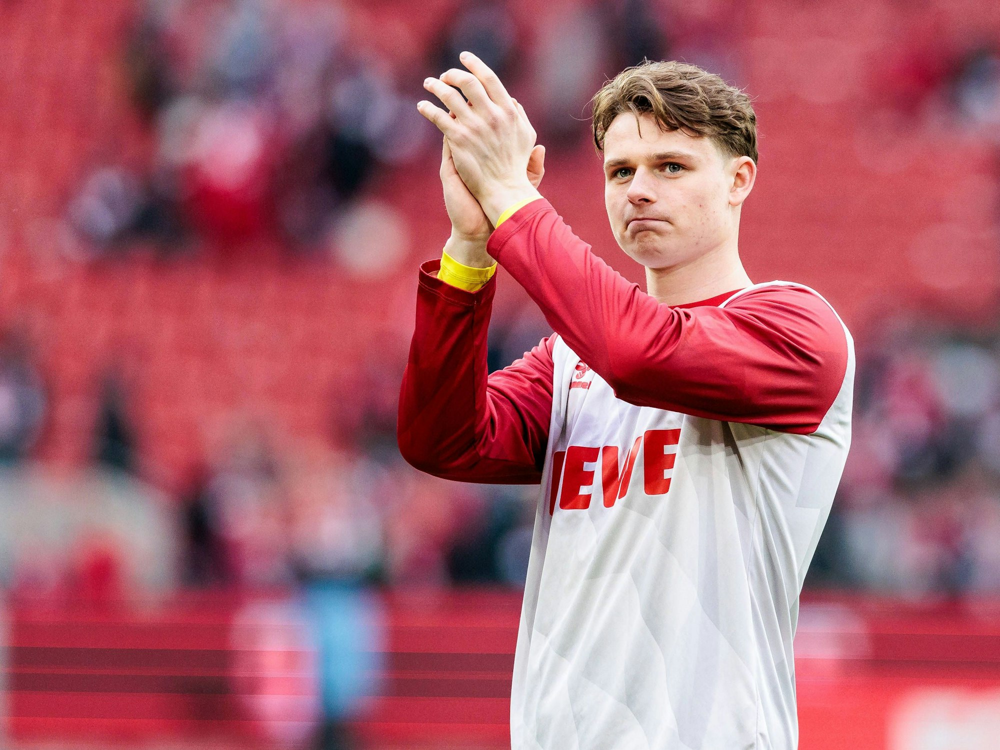Jonas Urbig applaudiert nach dem Heimspiel gegen die SV Elversberg in Richtung der Südkurve.