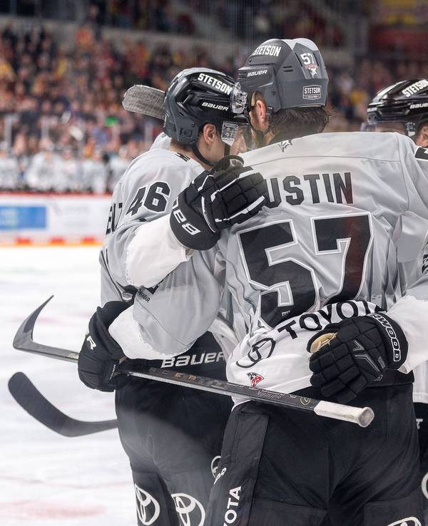 Die Mannschaft der Kölner Haie bejubeln in einem DEL-Spiel gegen Düsseldorf einen Treffer.