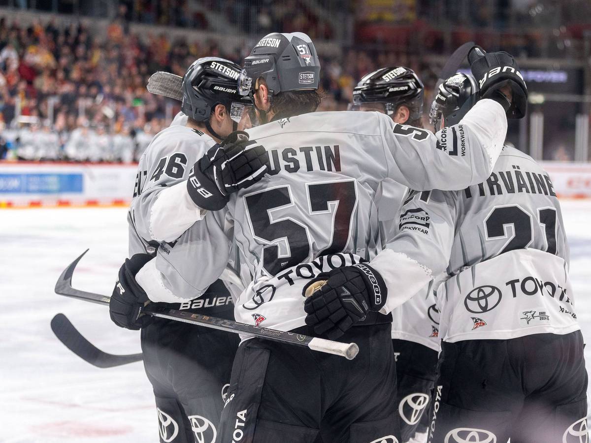 Die Mannschaft der Kölner Haie bejubeln in einem DEL-Spiel gegen Düsseldorf einen Treffer.
