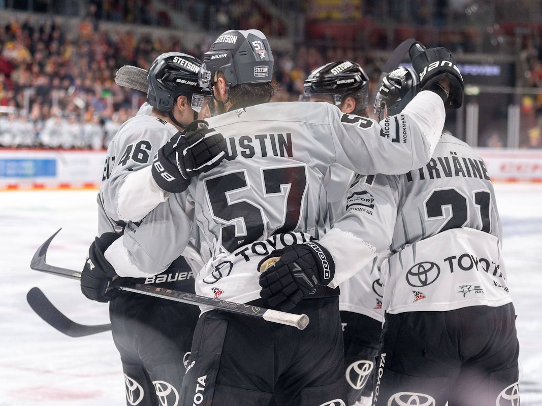 Die Mannschaft der Kölner Haie bejubeln in einem DEL-Spiel gegen Düsseldorf einen Treffer.