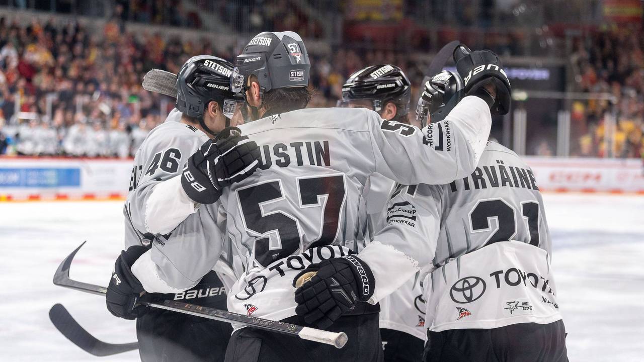 Die Mannschaft der Kölner Haie bejubeln in einem DEL-Spiel gegen Düsseldorf einen Treffer.