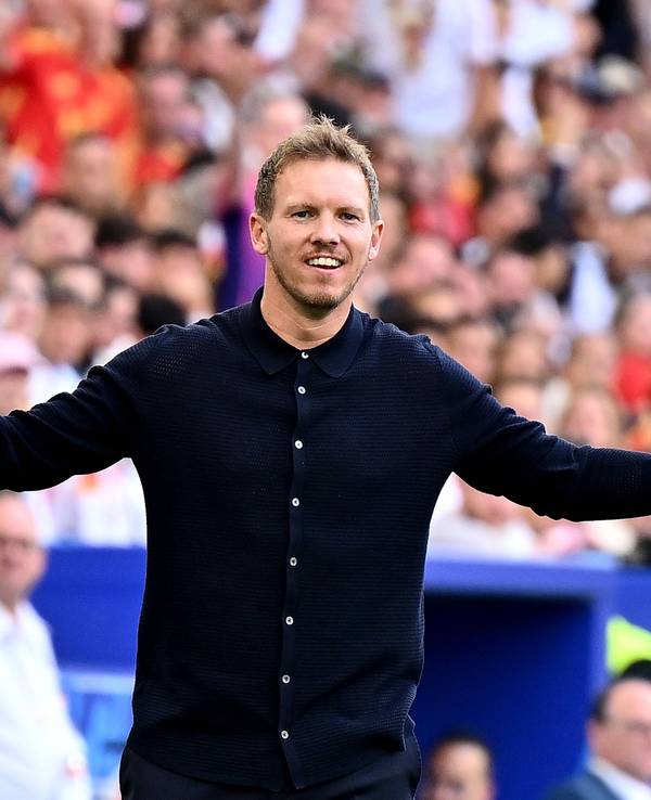 Julian Nagelsmann gestikuliert in dem Viertelfinale der Europameisterschaften gegen Spanien am Seitenrand.