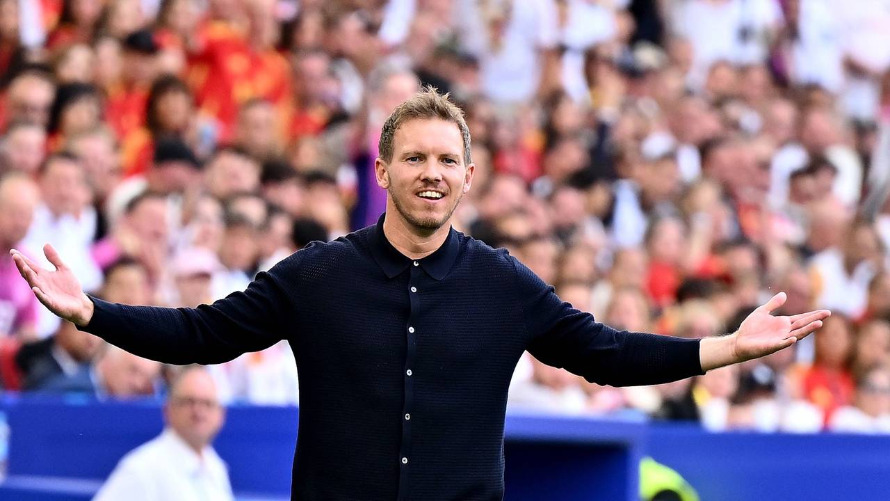 Julian Nagelsmann gestikuliert in dem Viertelfinale der Europameisterschaften gegen Spanien am Seitenrand.