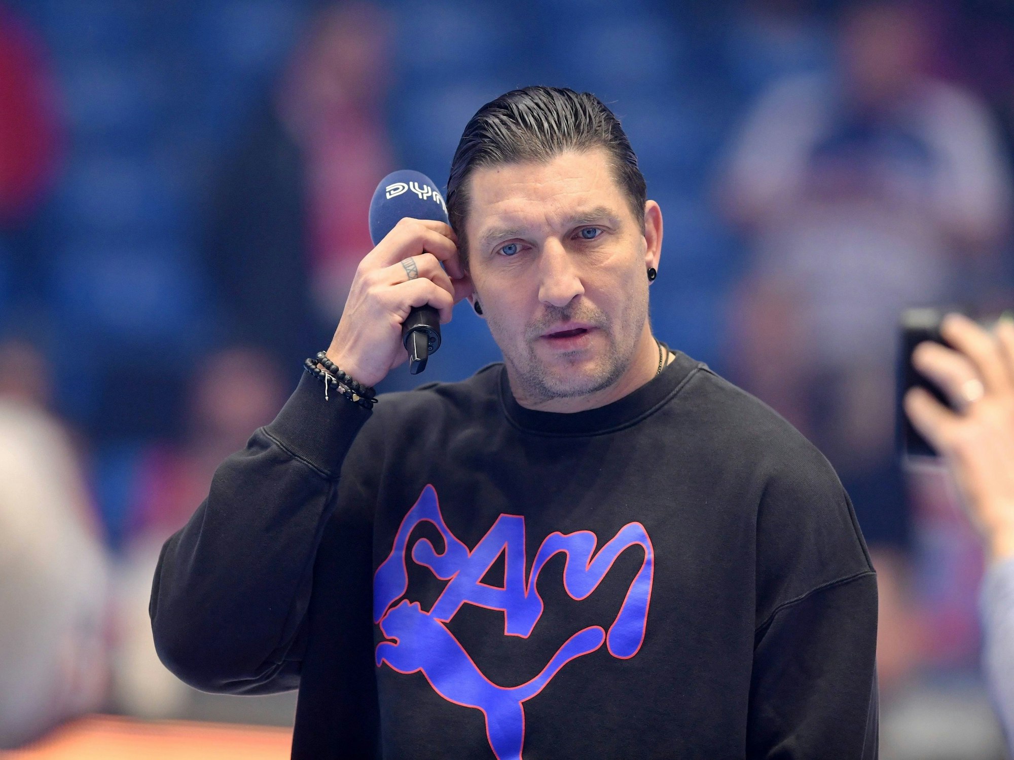 Stefan Kretzschmar hält bei einem TV-Interview ein Mikro in der Hand.