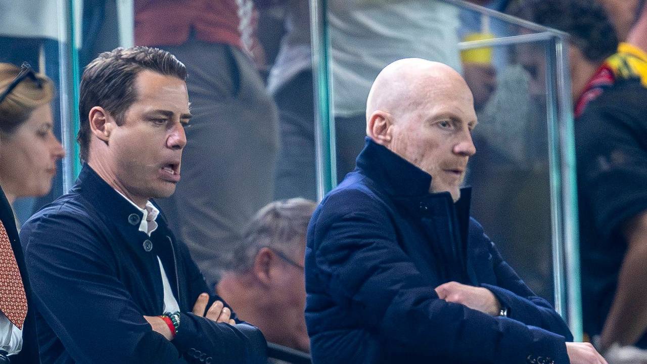 Lars Ricken und Matthias Sammer auf der Tribüne mit verschränkten Armen.