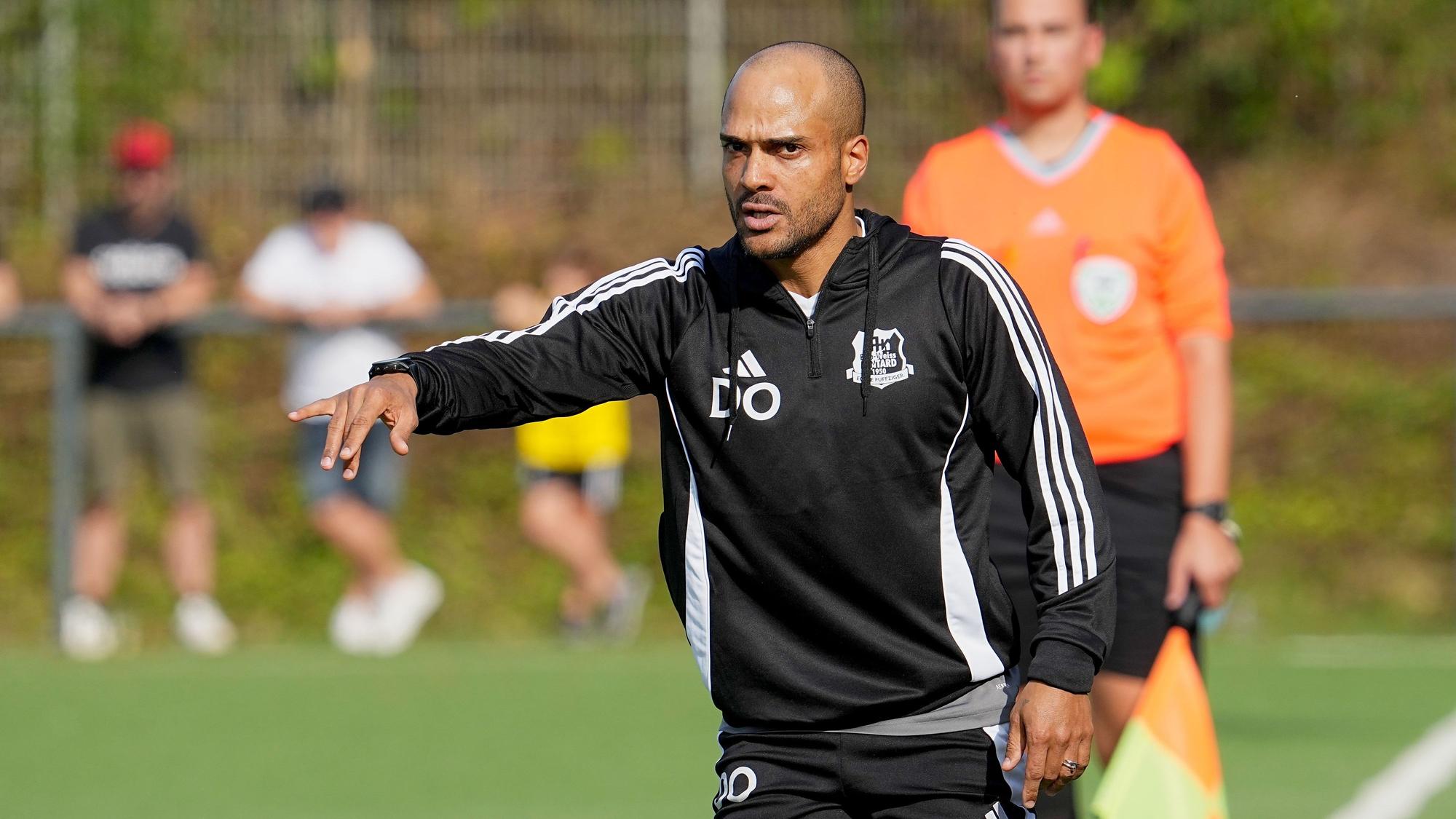 David Odonkor gestikuliert als Trainer an der Seitenlinie.
