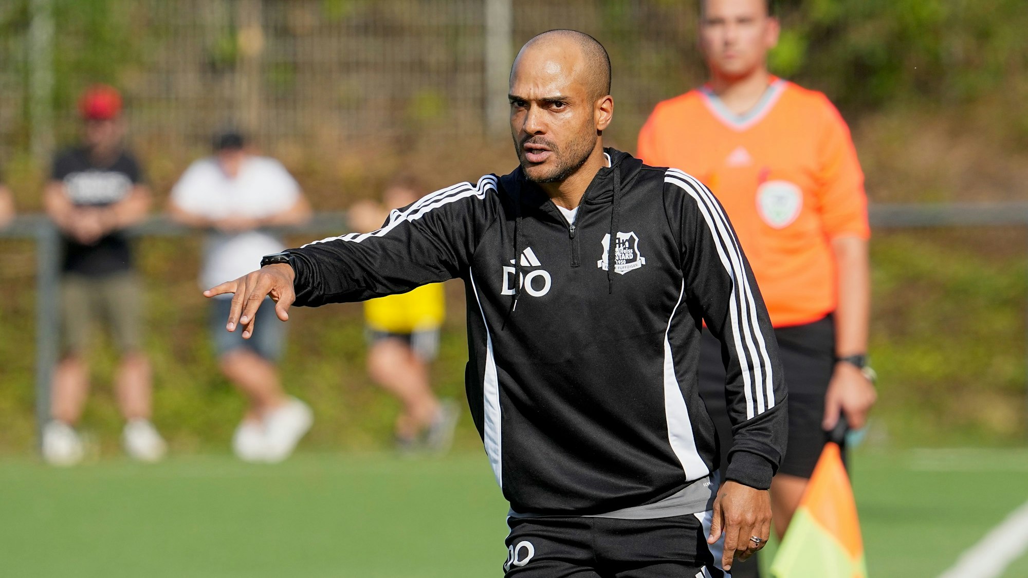 David Odonkor gestikuliert als Trainer an der Seitenlinie.