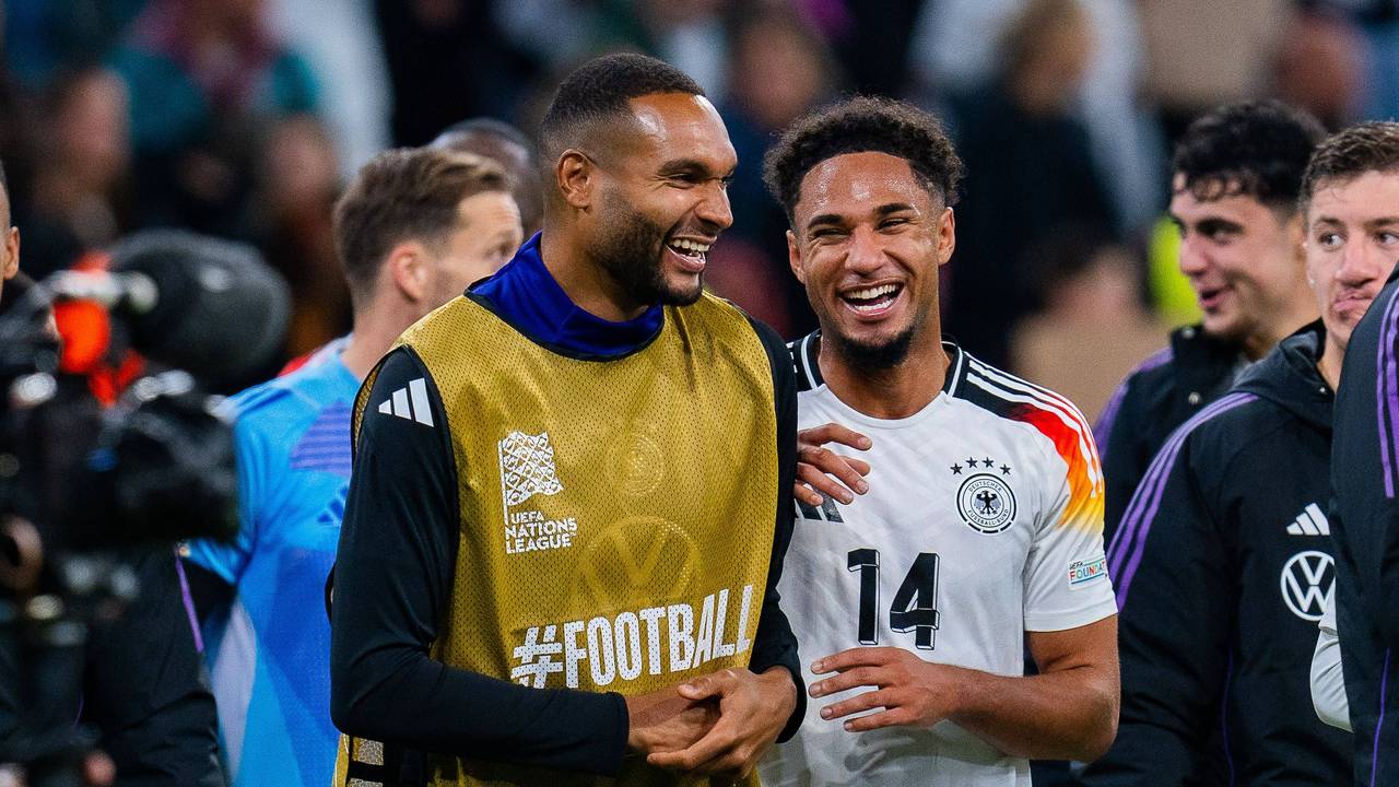 Kevin Schade und Jonathan Tah lachen nach einem Länderspiel zusammen.