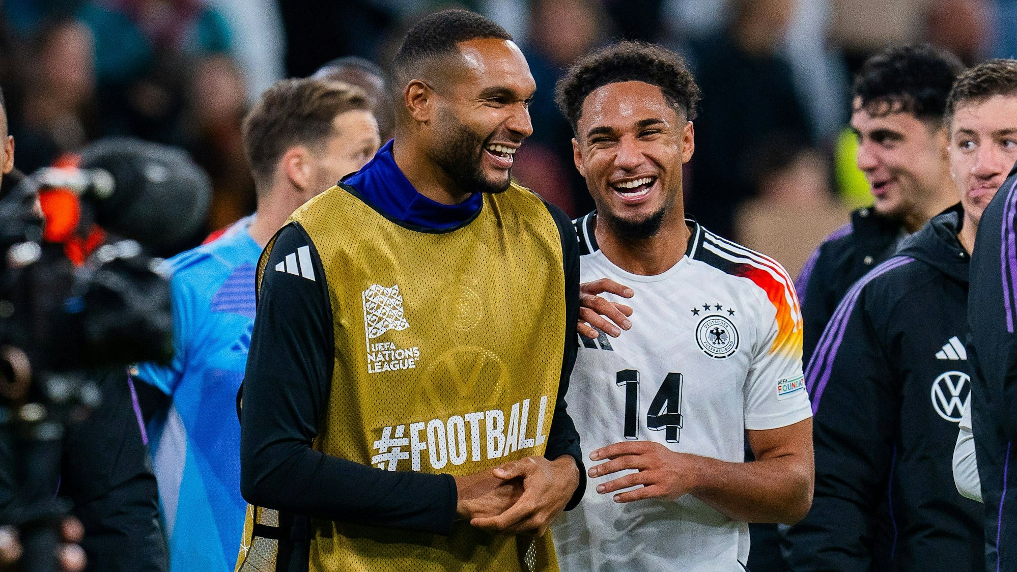 Jonathan Tah (l.) und Kevin Schade mit guter Laune.
