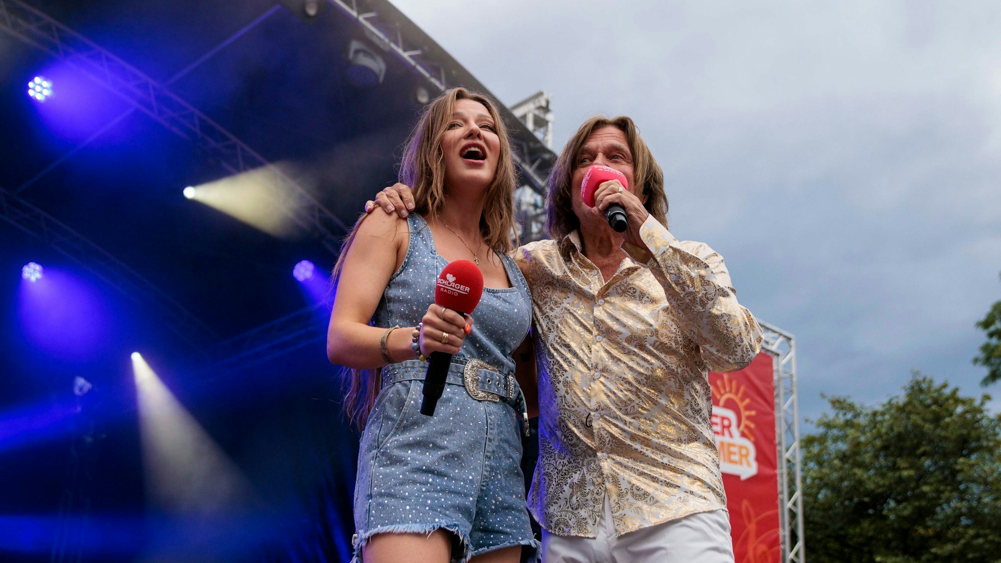 Sänger Jürgen Drews steht gemeinsam mit seiner Tochter Joelina Drews bei der Sommerparty Schlager Radio „SchlagerHammer“ in der Orangerie auf der Bühne.