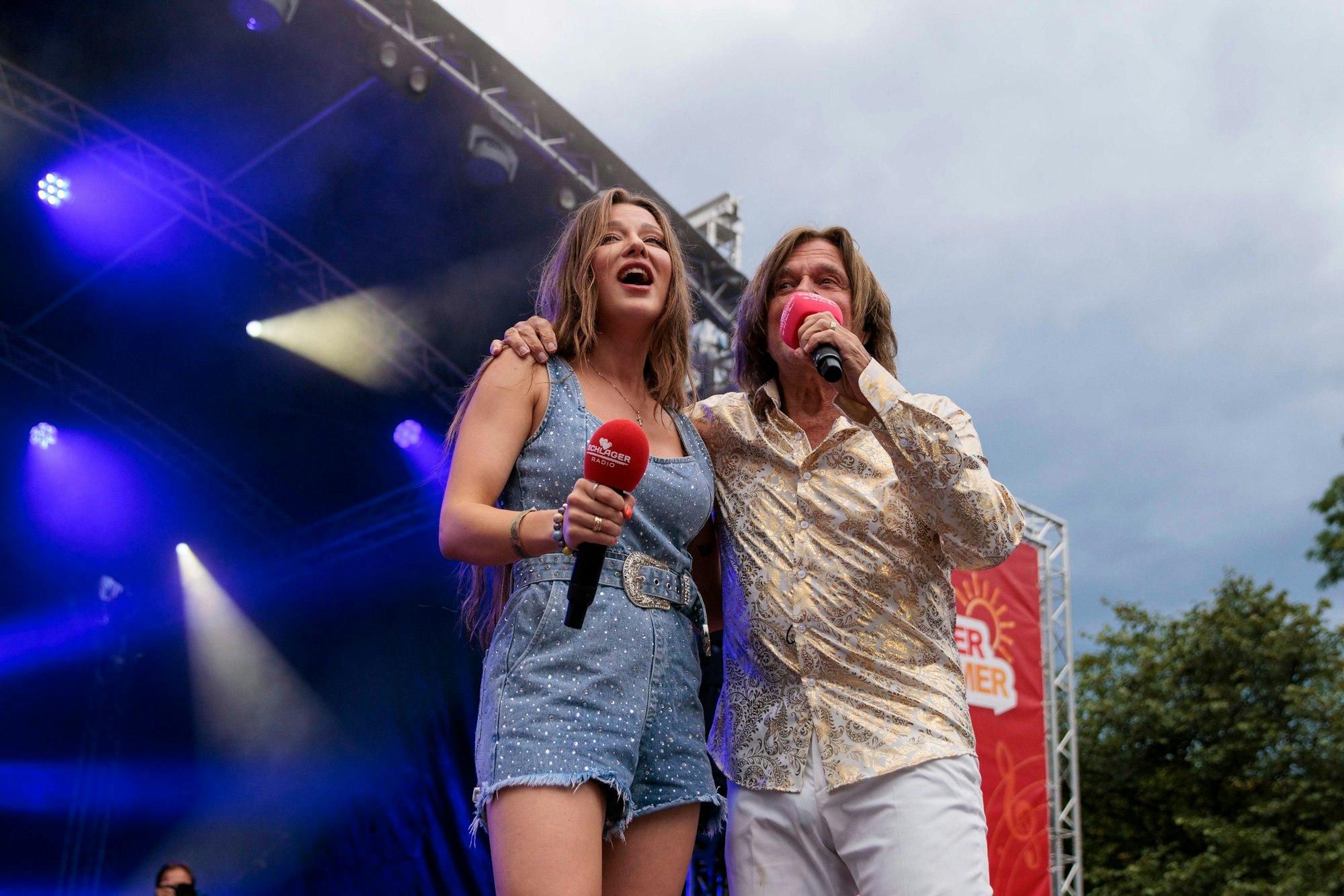 Sänger Jürgen Drews steht gemeinsam mit seiner Tochter Joelina Drews auf der Bühne