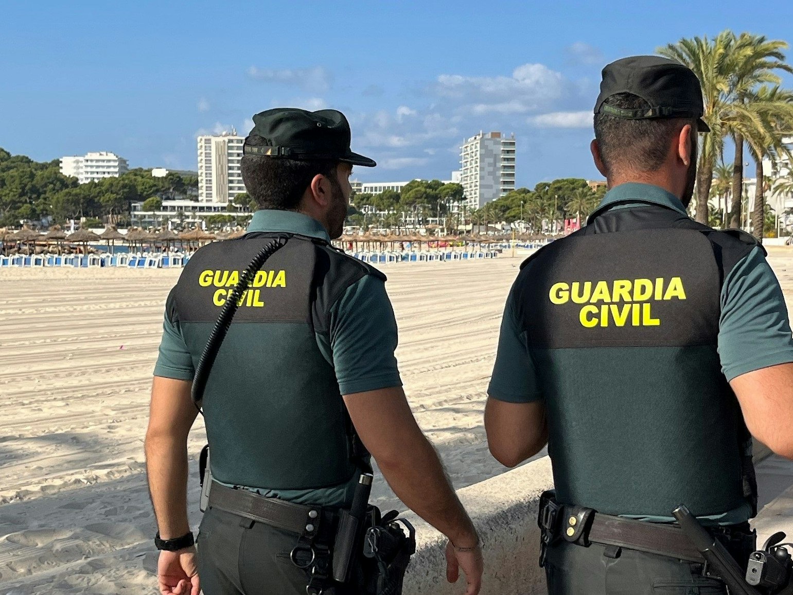 Auf Mallorca kam es zu einem folgenschweren Unfall. Unser Symbolbild zeigt die spanische Guardia Civil nahe eines Strandes auf Mallorca im Einsatz.