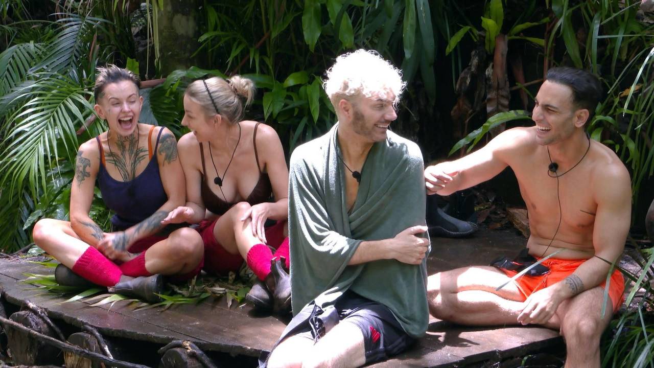 Timur Ülker und Sam Dylan im Gespräch, Edith Stehfest und Anna-Carina Woitschack hören zu.