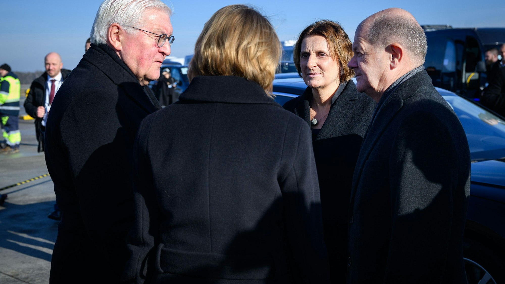 Bundespräsident Frank-Walter Steinmeier (links) und seine Frau Elke Büdenbender kommen auf dem Flughafen Wojciech-Korfanty Kattowitz an und werden dort von Bundeskanzler Olaf Scholz (r., SPD) und seiner Frau Britta Ernst begrüßt. Allesamt nehmen an der Gedenkfeier zum 80. Jahrestag der Befreiung des früheren deutschen Konzentrations- und Vernichtungslagers Auschwitz teil.