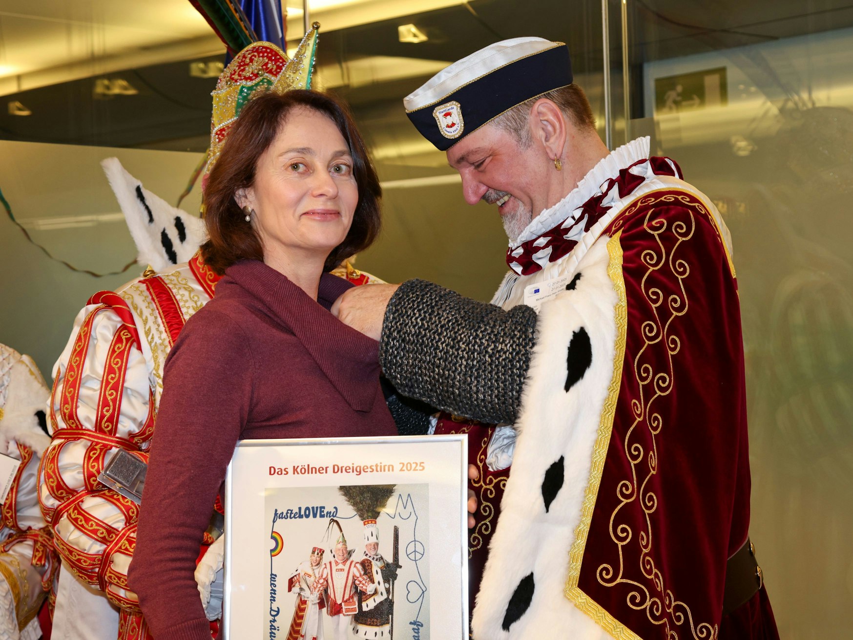 Bauer Michael überreicht eine Prinzenspange.