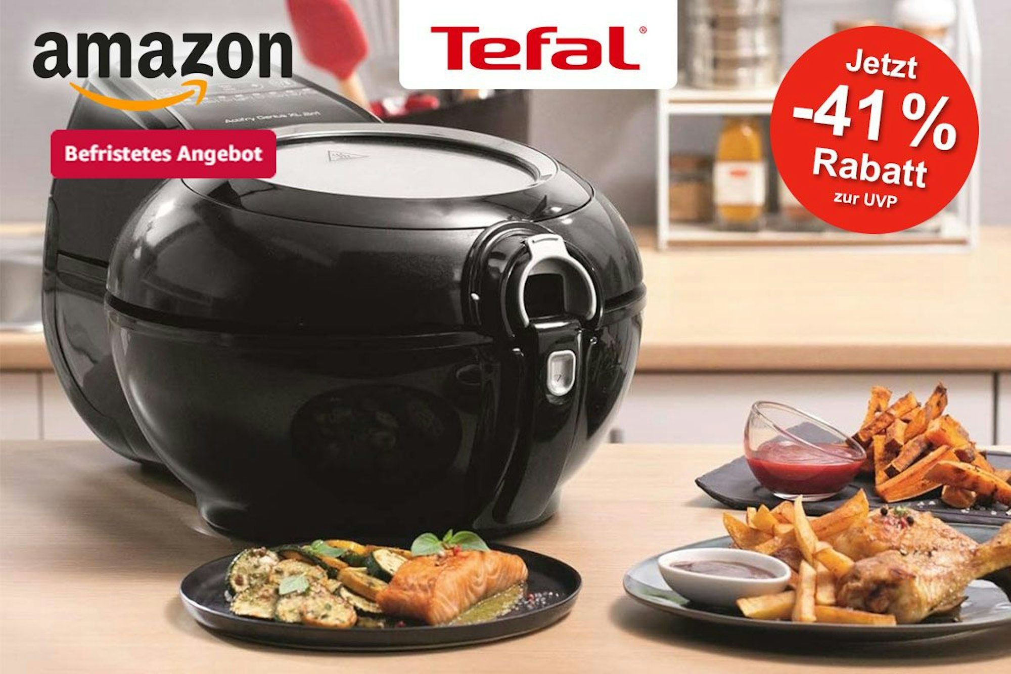 Die Tefal ActiFry Genius XL 2 in 1 Heißluftfritteuse mit Rührarm YV9708 steht in einer Küche auf dem Tisch, daneben einige Teller mit frittierten Speisen darauf.