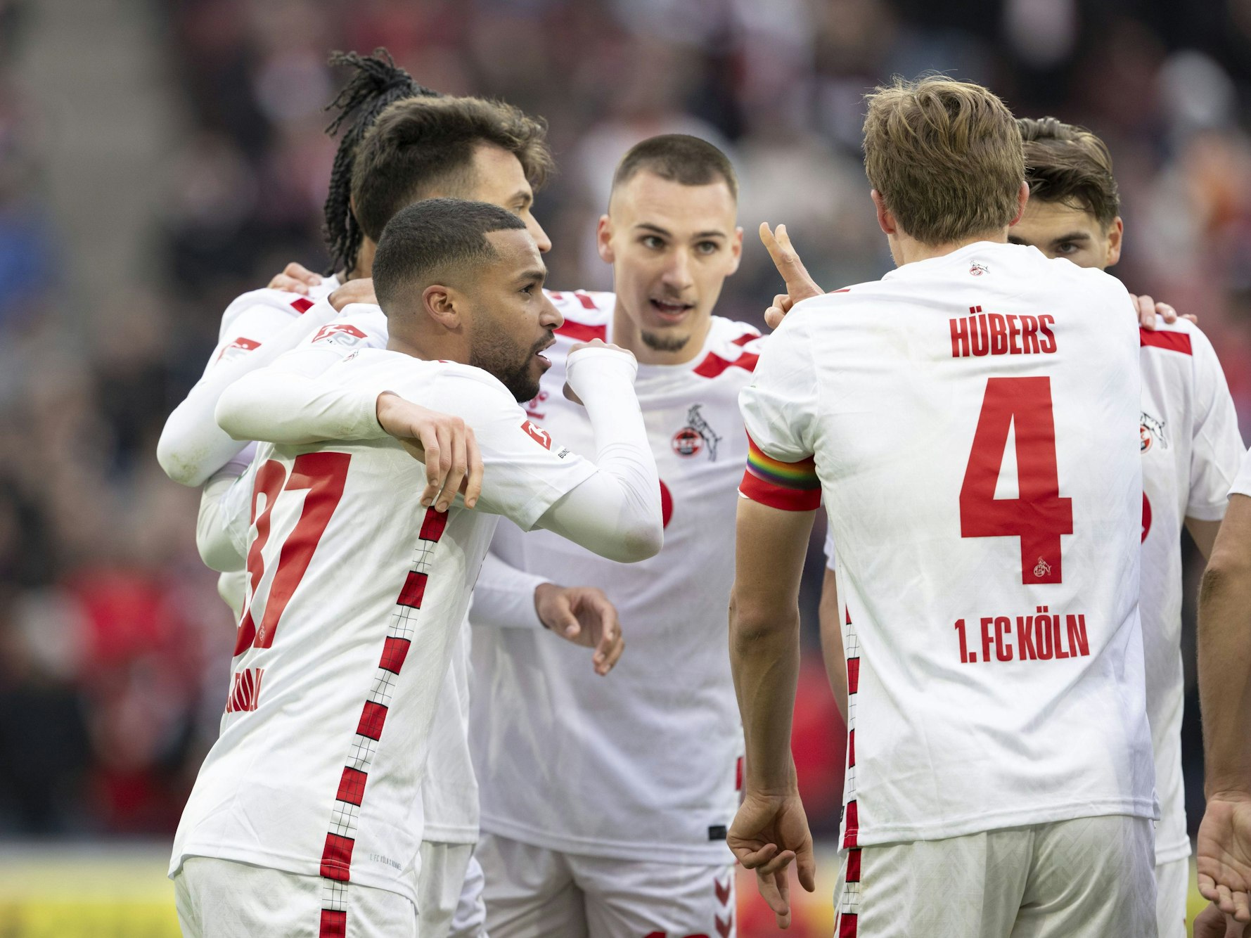 Linton Maina, Dejan Ljubicic, Damion Downs, Tim Lemperle, Timo Hübers und Joel Schmied jubeln gemeinsam.