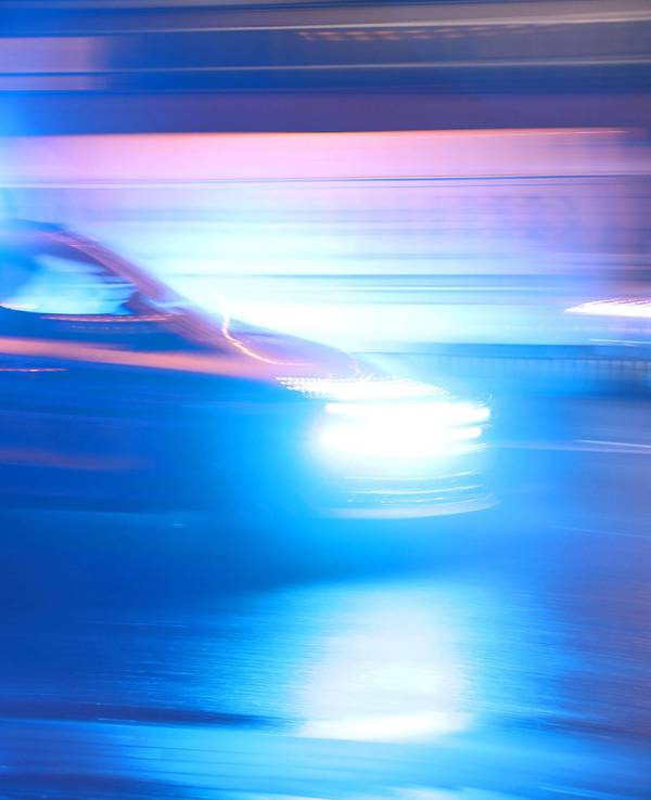 Ein Einsatzfahrzeug der Polizei ist mit Blaulicht unterwegs.