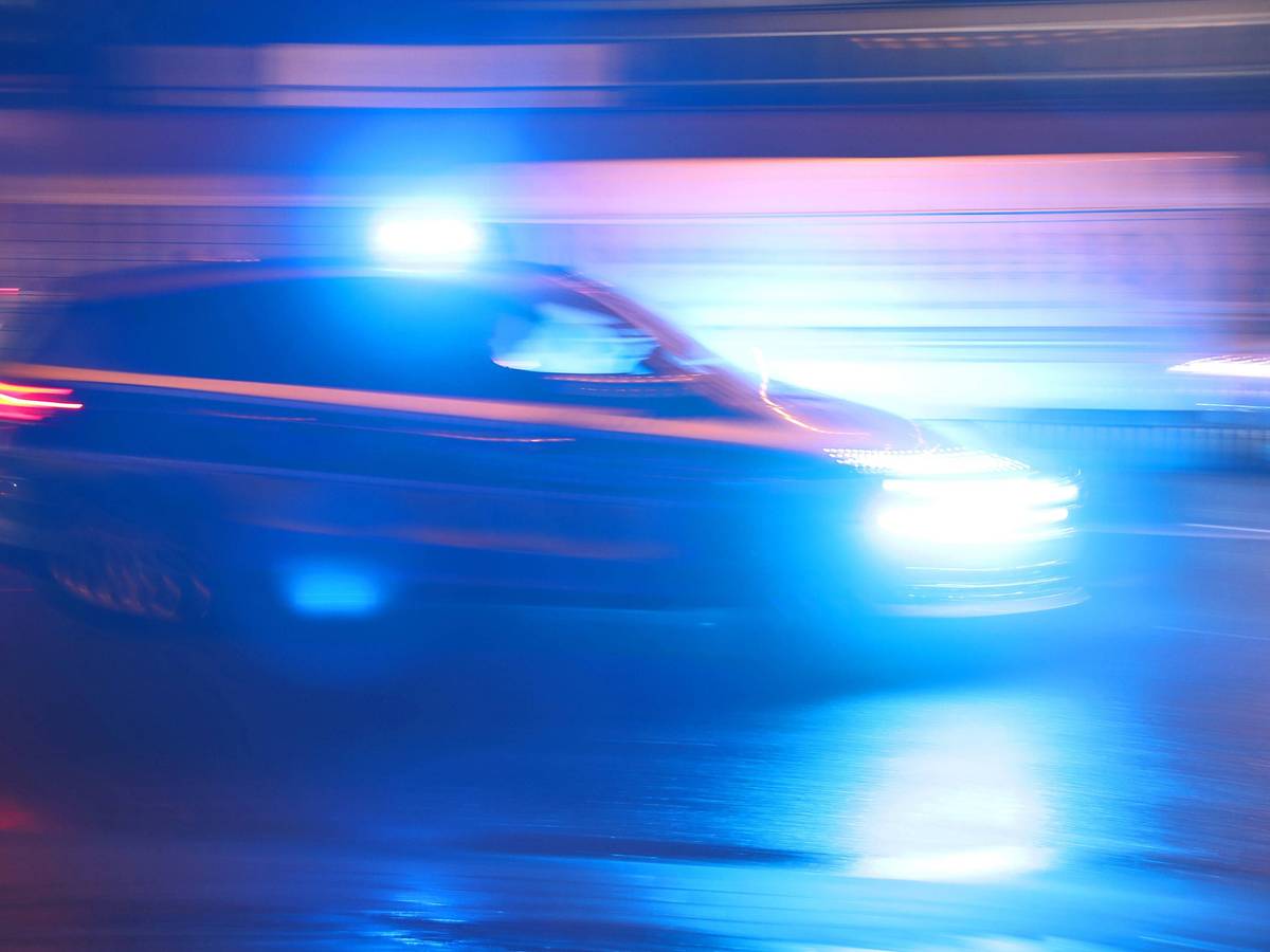 Polizei fährt zu einem Tatort.