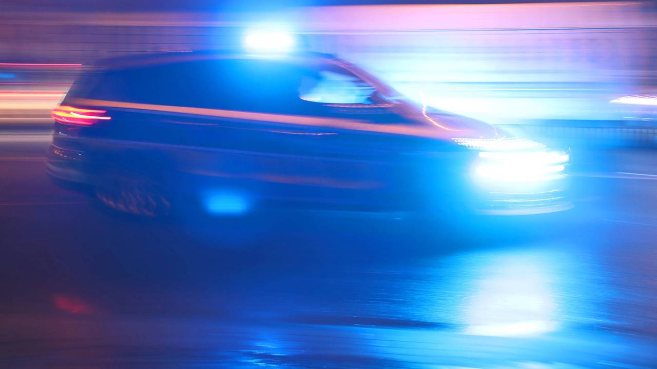 Ein Einsatzfahrzeug der Polizei ist mit Blaulicht unterwegs.