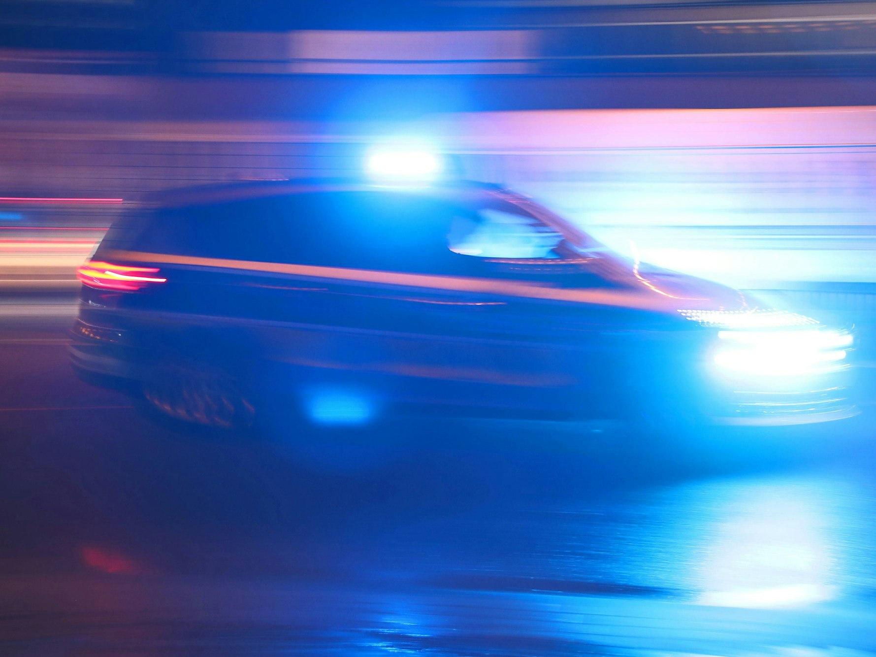 Ein Einsatzfahrzeug der Polizei ist mit Blaulicht unterwegs.
