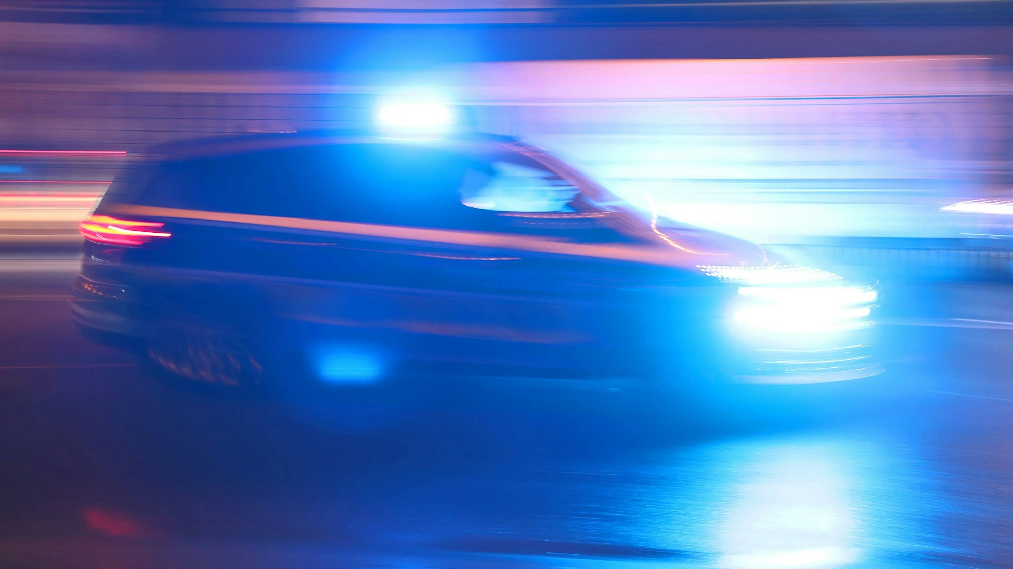 Ein Einsatzfahrzeug der Polizei fährt mit Blaulicht zu einem Einsatz.