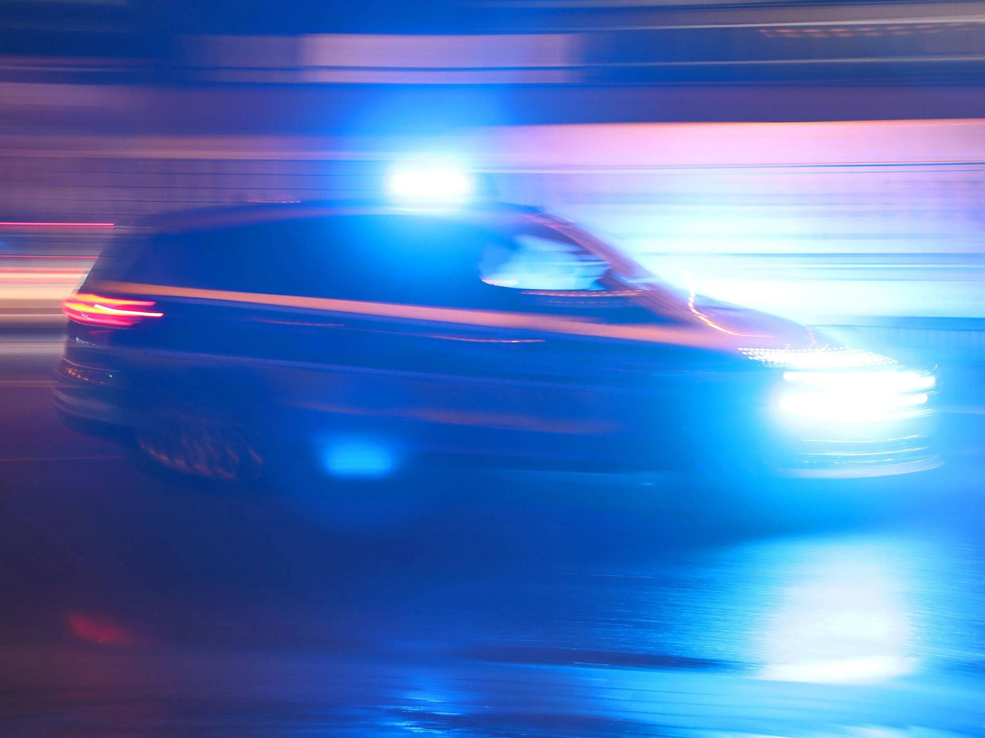 Ein Einsatzfahrzeug der Polizei fährt mit Blaulicht durch die Straßen. Es handelt sich um ein Symbolbild.