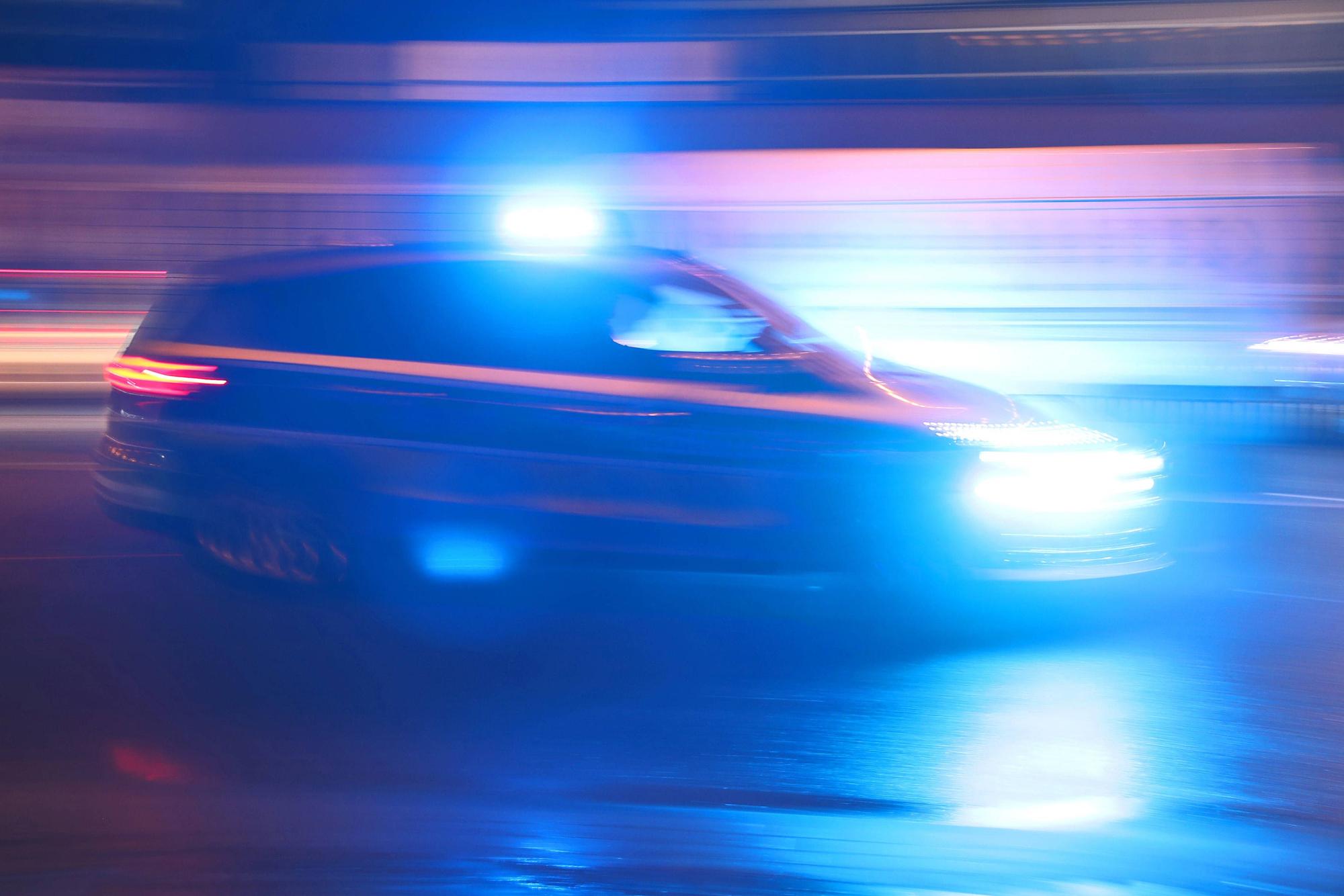 Polizei fährt zu einem Tatort.
