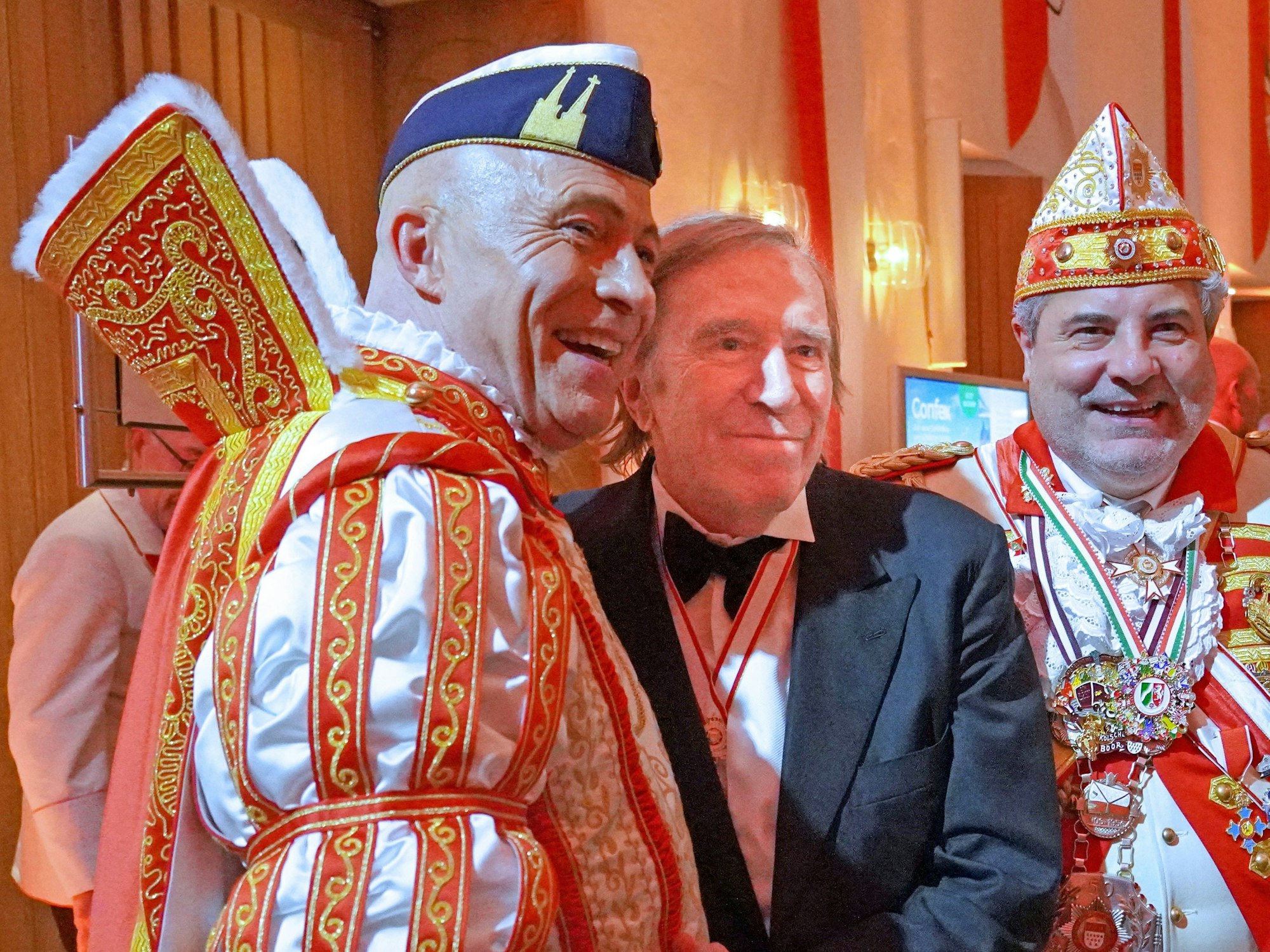 Prinz René macht ein Selfie mit Günter Netzer.