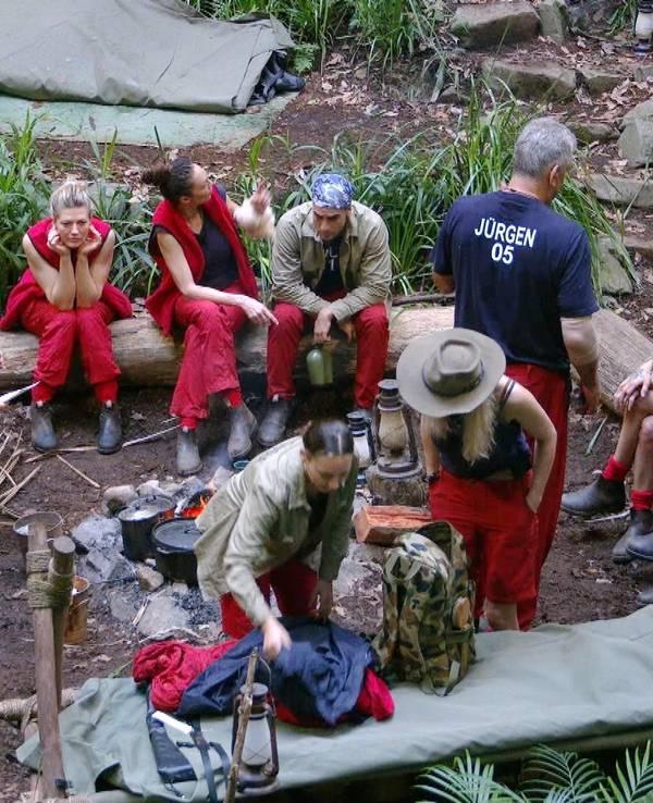 Die Campbewohner in der Dschungelcamp-Folge vom 27. Januar 2025 am Lagerfeuer.