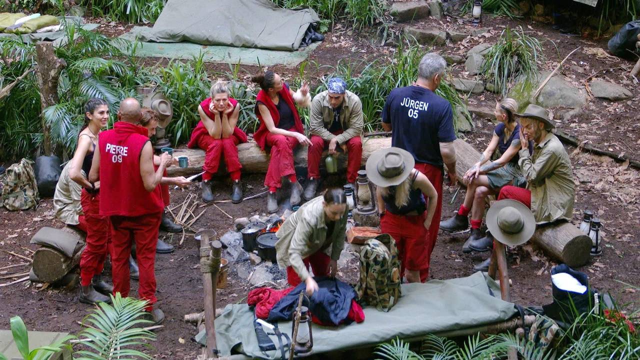 Die Campbewohner in der Dschungelcamp-Folge vom 27. Januar 2025 am Lagerfeuer.