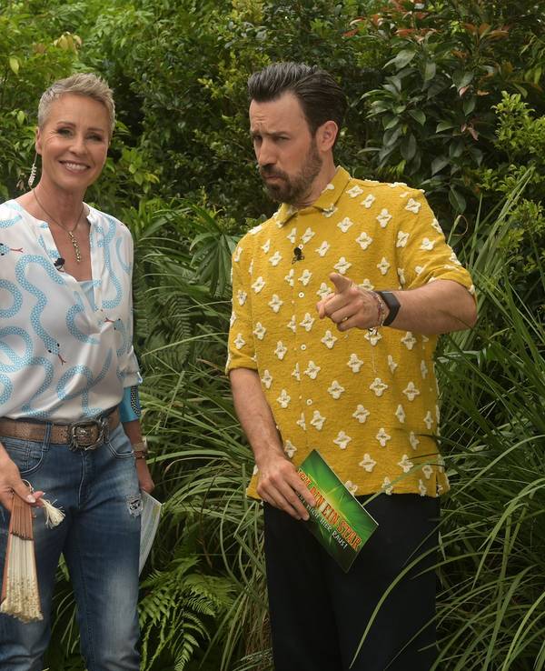 Sonja Zietlow und Jan Köppen, die Moderatoren der RTL-Show «Ich bin ein Star - Holt mich hier raus!», erklären die erste Dschungelprüfung "Würg & Travel" am ersten Tag der Jubiläumsausgabe des TV-Dschungelcamps
