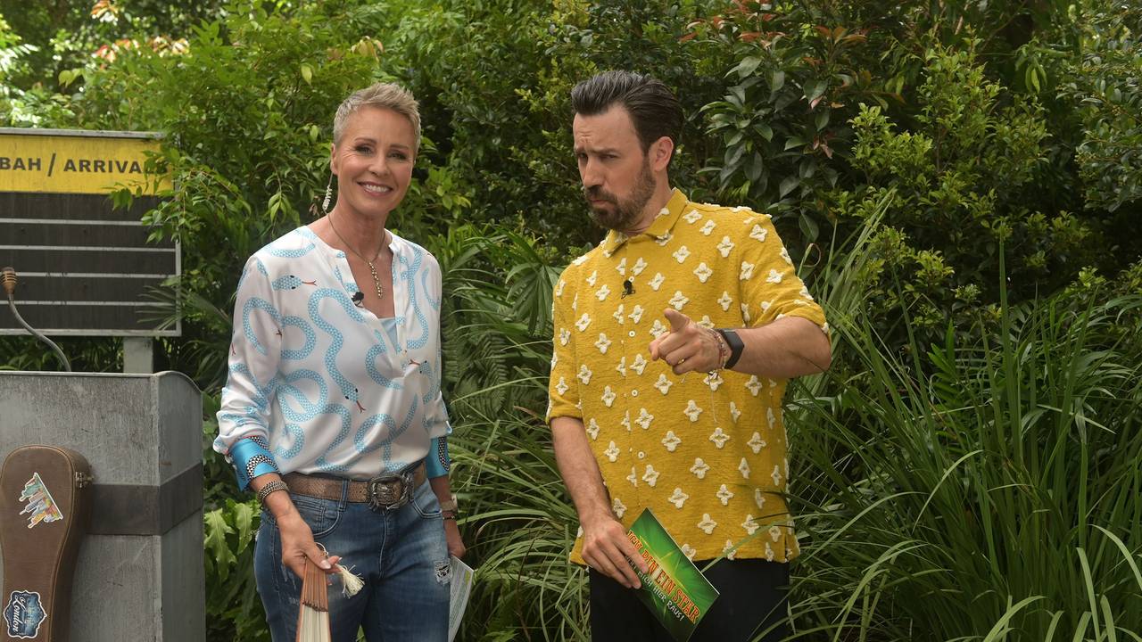 Sonja Zietlow und Jan Köppen, die Moderatoren der RTL-Show «Ich bin ein Star - Holt mich hier raus!», erklären die erste Dschungelprüfung "Würg & Travel" am ersten Tag der Jubiläumsausgabe des TV-Dschungelcamps