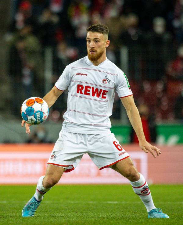 Salih Özcan nimmt in einer Bundesligapartie mit dem 1. FC Köln gegen Eintracht Frankfurt den Ball an.