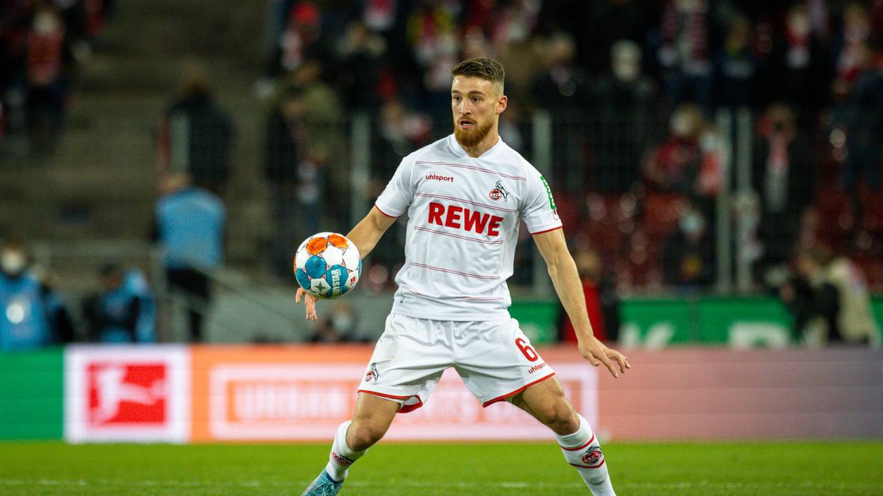Salih Özcan nimmt in einer Bundesligapartie mit dem 1. FC Köln gegen Eintracht Frankfurt den Ball an.