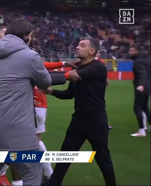 Milan-Trainer Sérgio Conceicao (r.) geht auf seinen Profi Davide Calabria los.