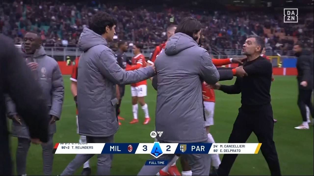 Milan-Trainer Sérgio Conceicao (r.) geht auf seinen Profi Davide Calabria los.