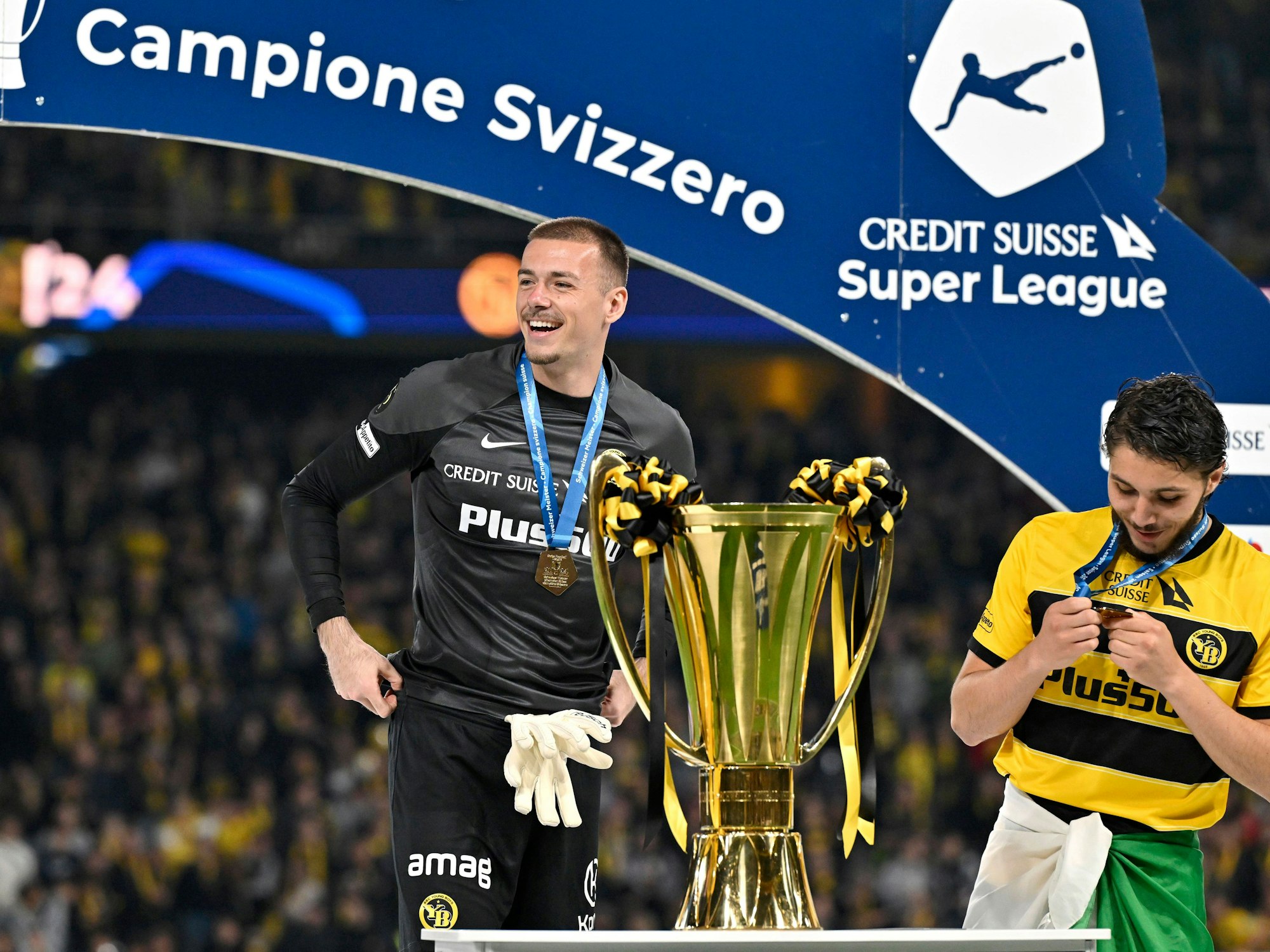 Torhüter Anthony Racioppi bei der Siegesfeier zum Gewinn der Schweizer Meisterfeier am 25. Mai 2024 mit den Young Boys Bern.