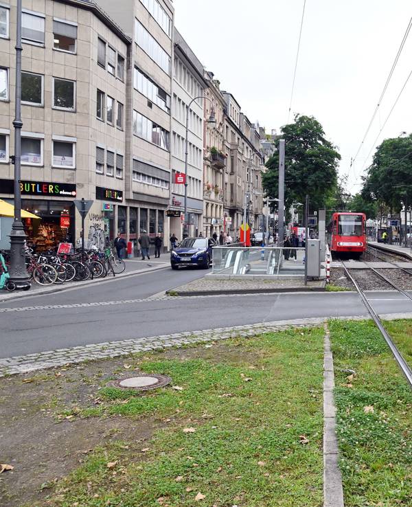 KVB-Bahn fährt am Kölner Chlodwigplatz ab.