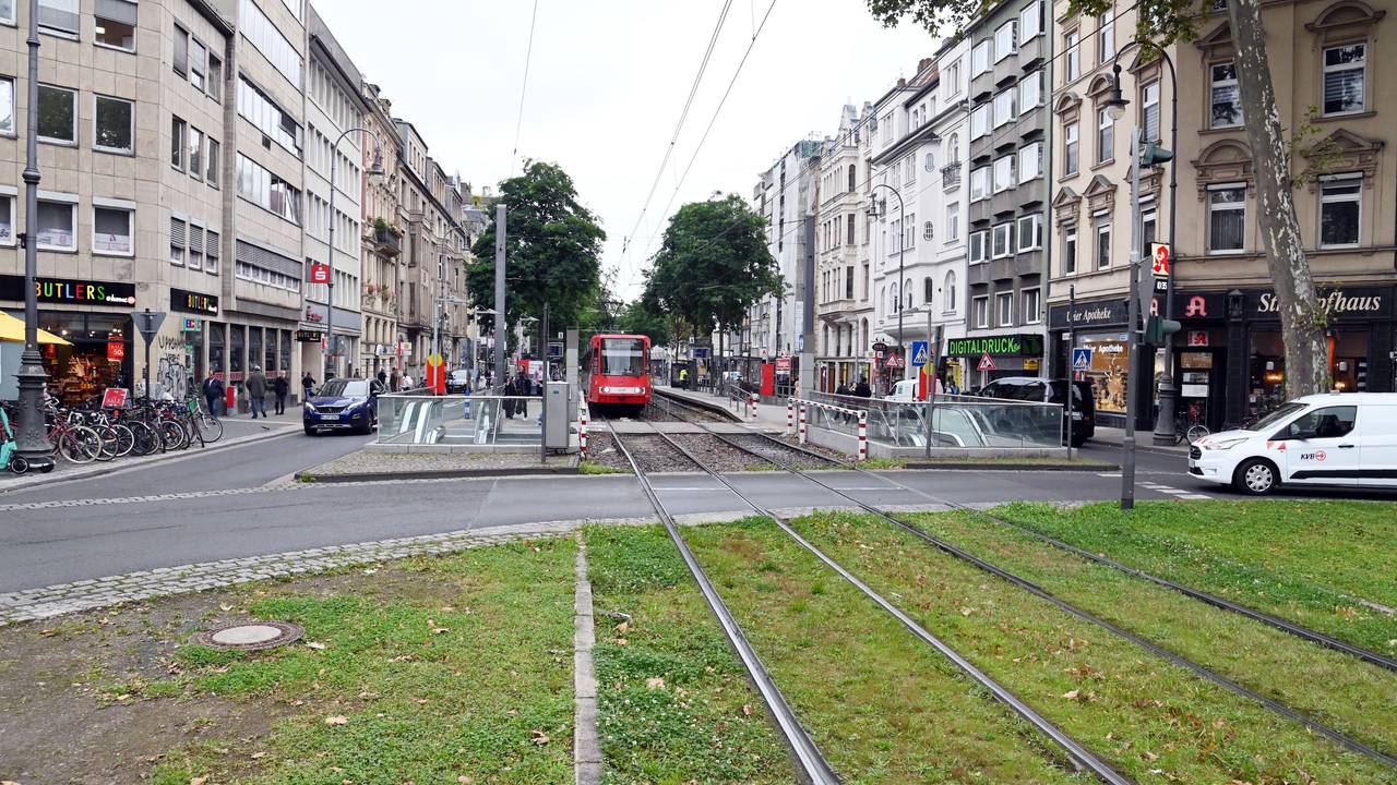 KVB-Bahn fährt am Kölner Chlodwigplatz ab.